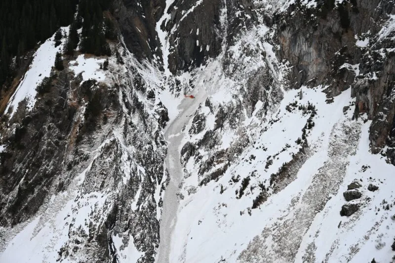 Condenan a guía de montaña por homicidio tras avalancha fatal en Suiza