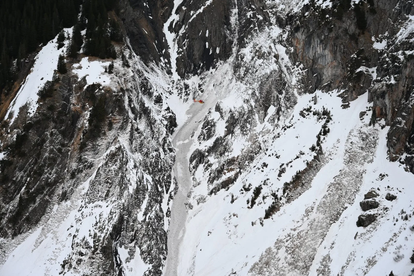 Condenan a guía de montaña por homicidio tras avalancha fatal en Suiza