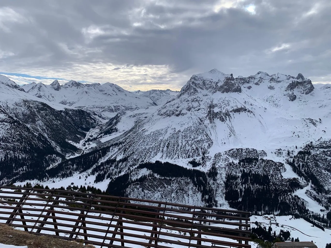 Continúa la vigilancia en montaña suiza con riesgo de deslizamiento que amenaza a una aldea