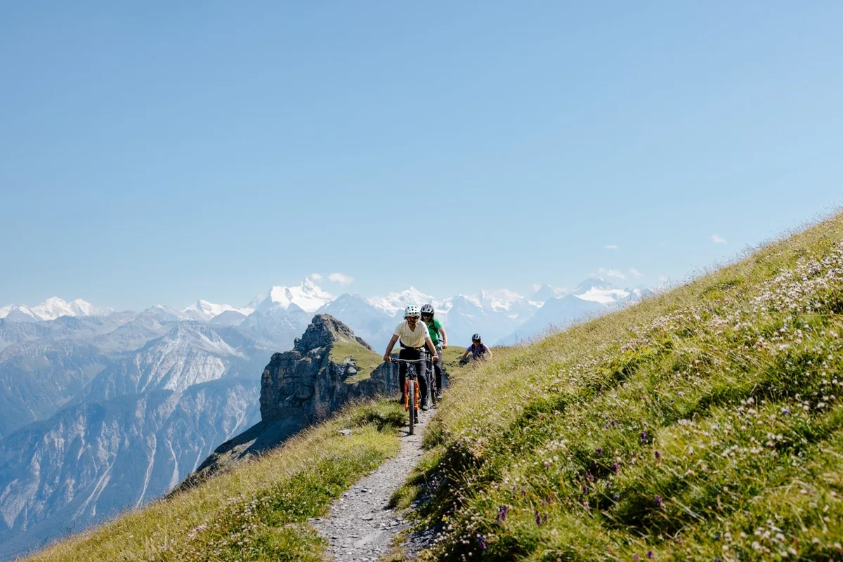 Crece la afluencia de turistas en los Alpes suizos durante el verano