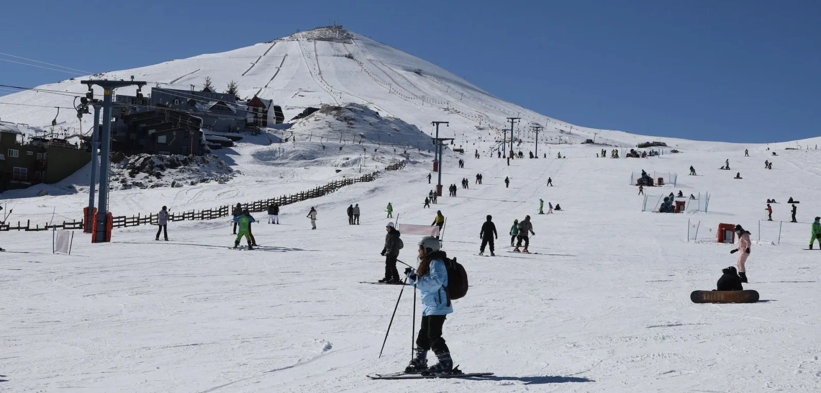 Día soleado y nieve polvo pisada en El Colorado con gran afluencia de esquiadores