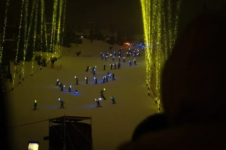 El Cerro Catedral brilló con la Bajada de Antorchas en la 55ª Fiesta Nacional de la Nieve