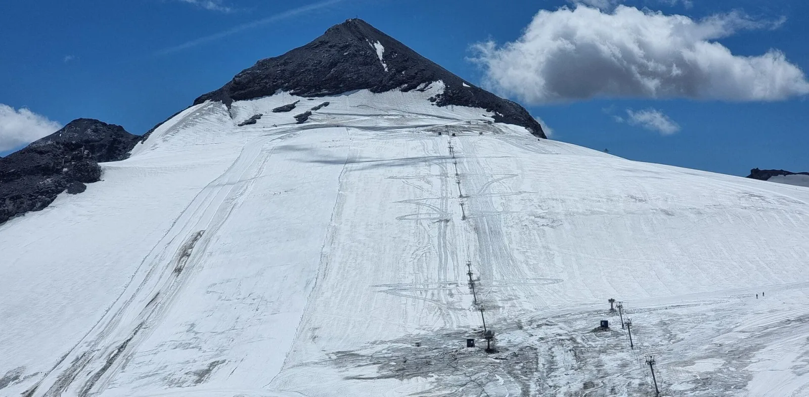 El glaciar Stelvio suspende temporalmente su esquí de verano por condiciones adversas