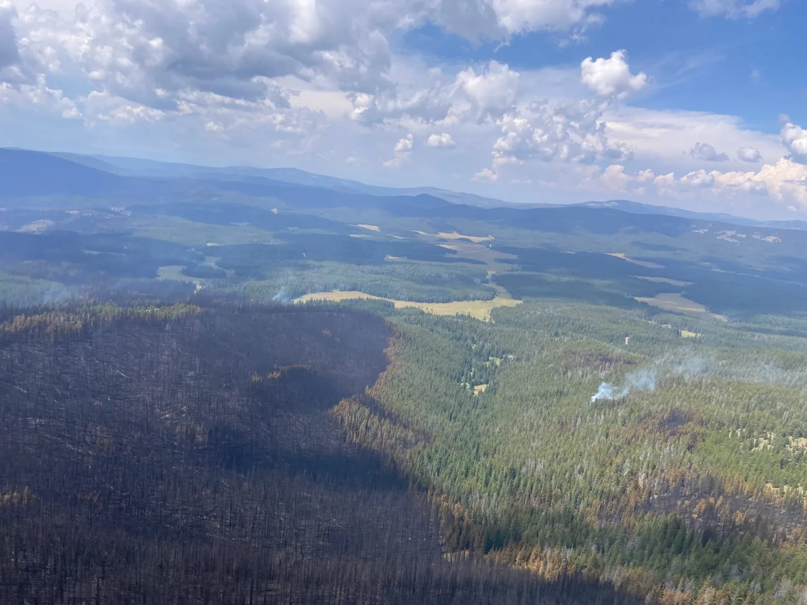 El incendio daña el único telesilla de Maverick Mountain pero protegen la base del resort