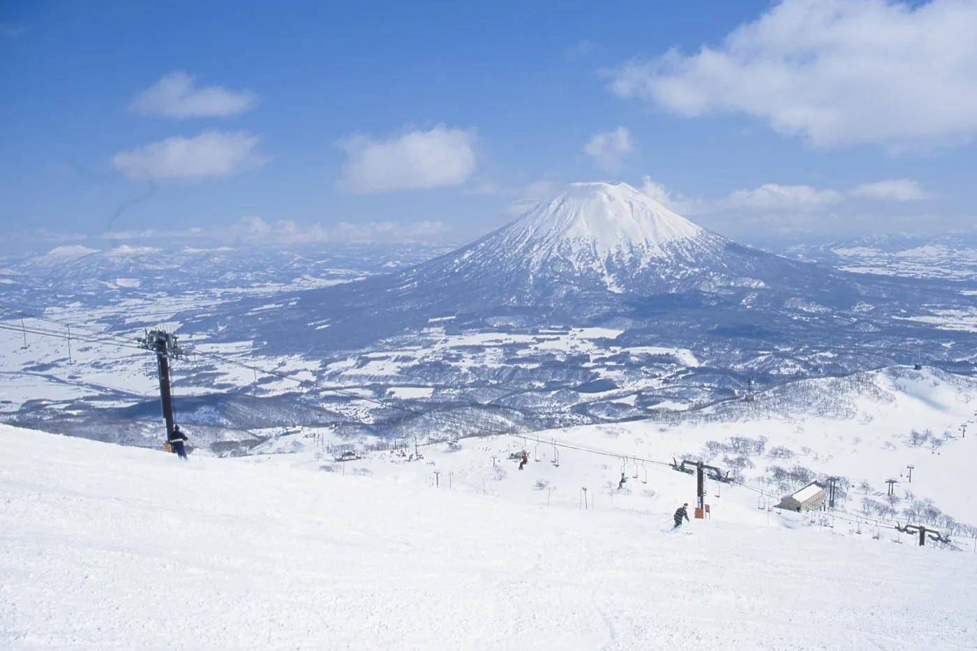 Guía para esquiar en Japón: entre la nieve polvo y los baños termales tradicionales