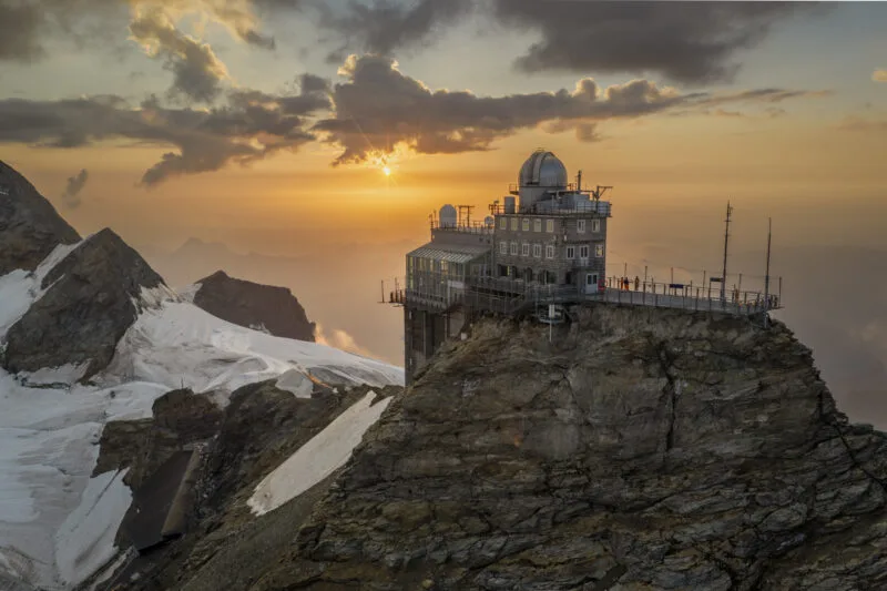 Imágenes del eclipse solar vistas desde los Alpes y otras montañas europeas