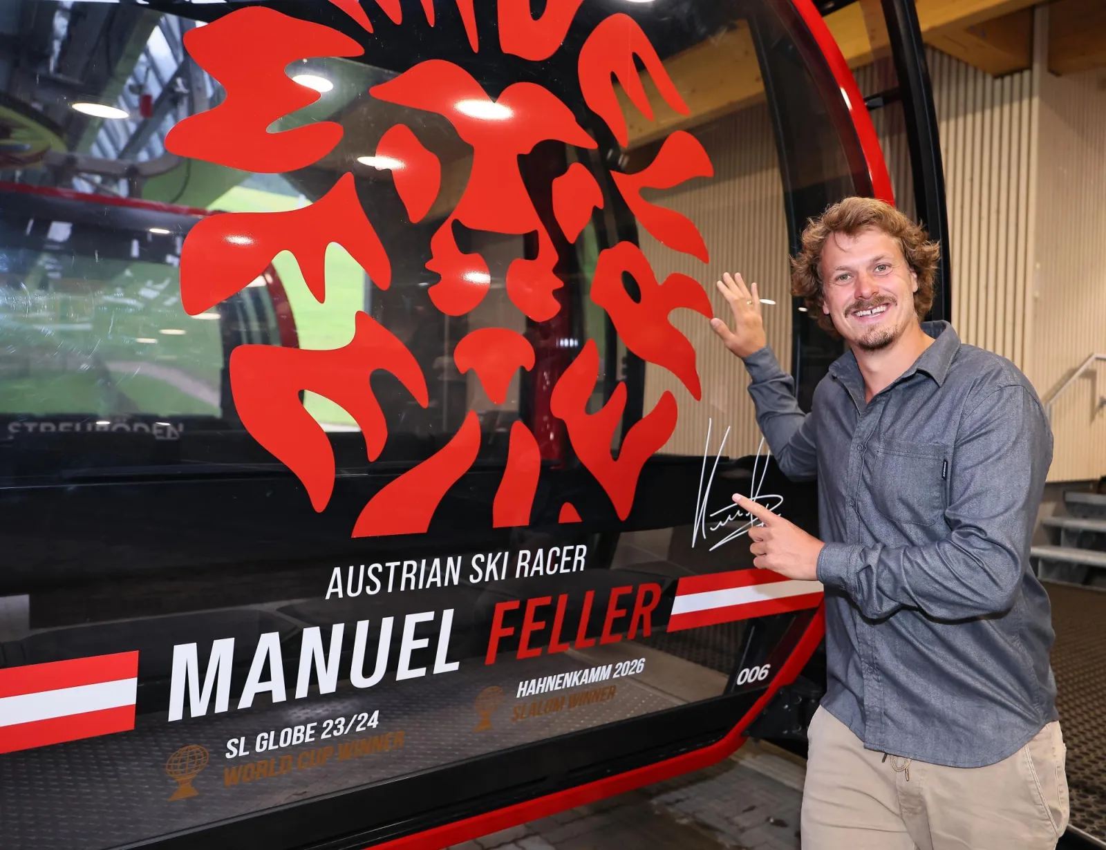 Manuel Feller recibe homenaje especial tras su victoria en Kitzbühel