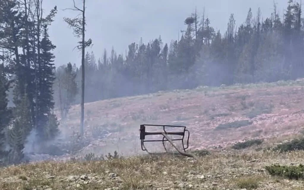 Maverick Mountain confirma daños graves en su único telesilla tras el incendio Sand Creek