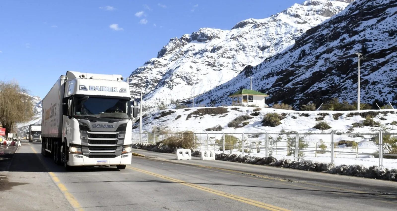 Paso Los Libertadores reabre solo para camiones tras semanas cerrado por nieve