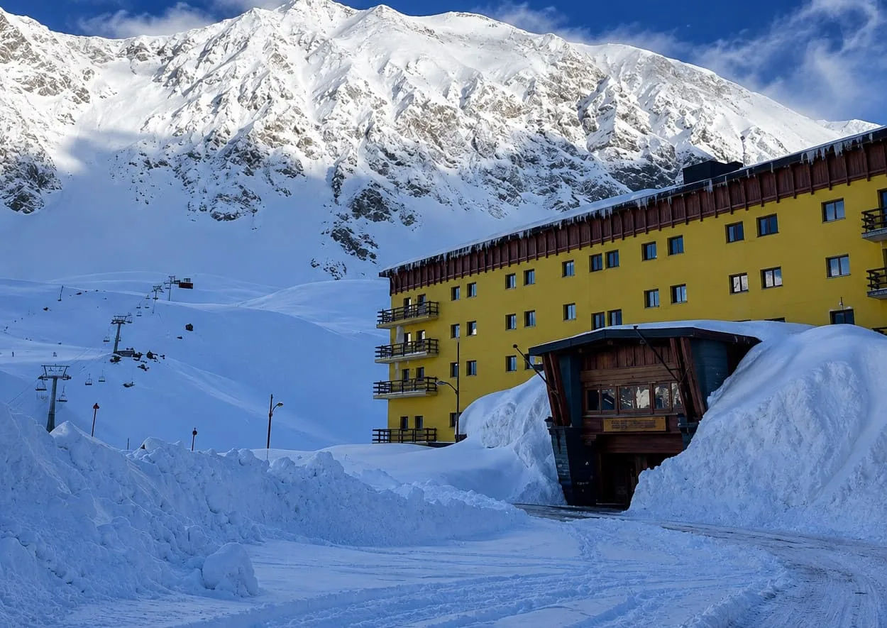 Portillo acumula más de siete metros de nieve y aguarda nuevas precipitaciones
