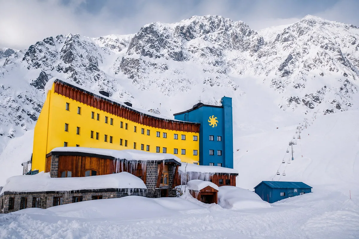 Portillo amplía su temporada de esquí hasta octubre por más de 7,6 metros de nieve acumulada