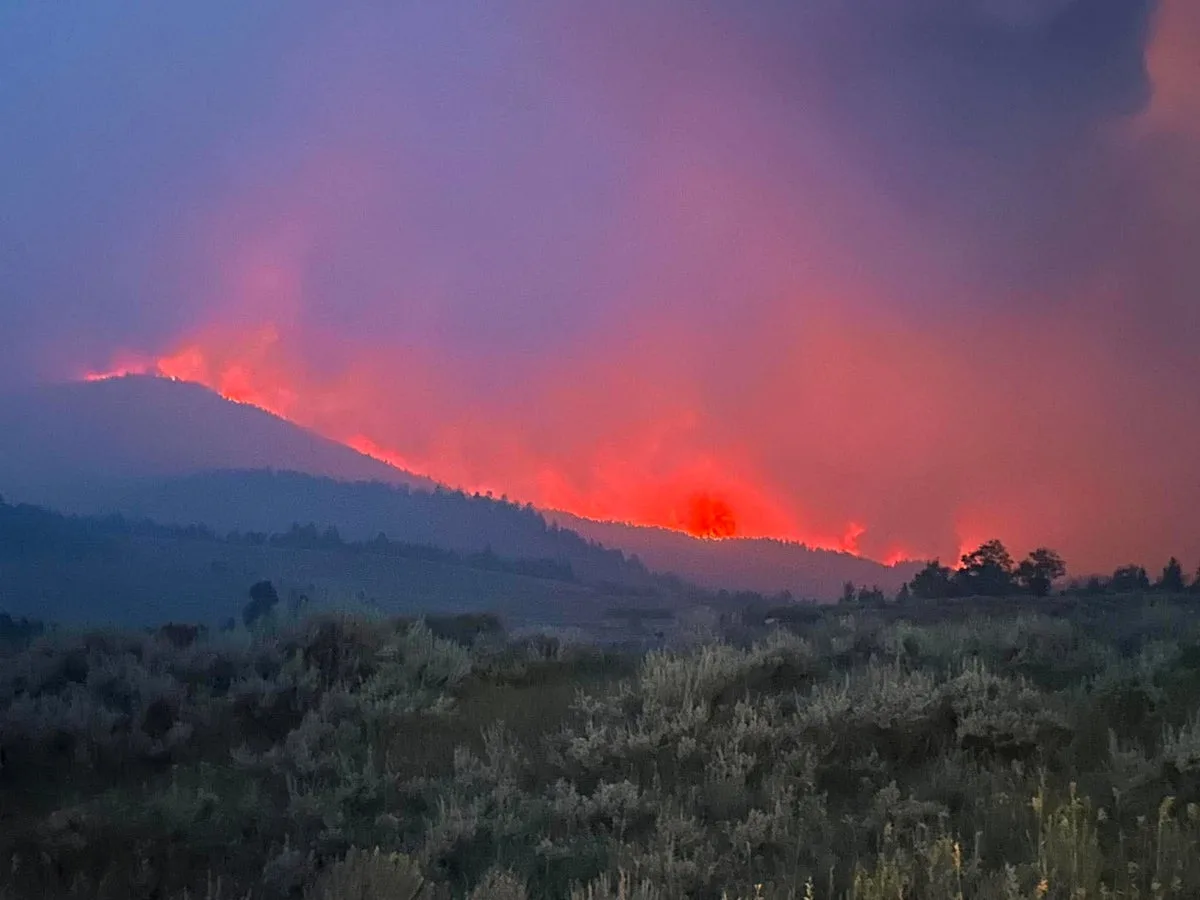 Un incendio arrasa con gran parte de Maverick Mountain, la pequeña estación de Montana