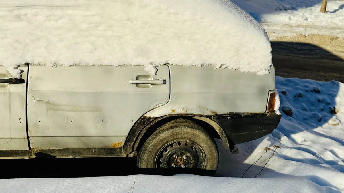 Un Subaru viejo que conserva la historia de la vida en pueblos de montaña
