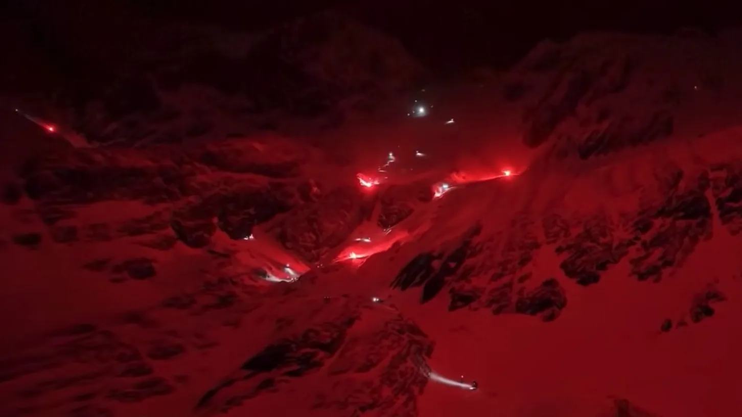 Ushuaia celebra la tradicional fiaccolata nocturna de esquí más austral del mundo